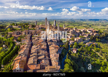 Italie, Toscane, Val d'Elsa. Vue aérienne du village médiéval de San Gimignano, Site du patrimoine mondial de l'Unesco Banque D'Images