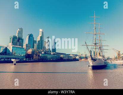 Les toits de la ville de Buenos Aires. Avis de Puente de la Mujer Women's Bridge, Puerto Madero. Les gratte-ciel modernes et vintage voilier Banque D'Images