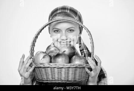 Style rustique jardinier fille apple attente fond blanc. Soins de santé et de vitamine de la nutrition. Apple parfait. Épicerie. Apple régime alimentaire de démarrage. Femme aime des fruits naturels. Jardinier agriculteur récolte des pommes. Banque D'Images