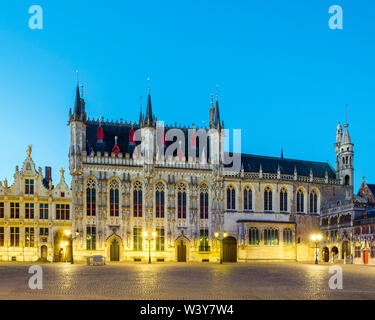 Belgique, Flandre occidentale (Vlaanderen), Bruges (Brugge). Stadhuis van Brugge city hall et Brugse Vrije sur place Burg, au crépuscule. Banque D'Images