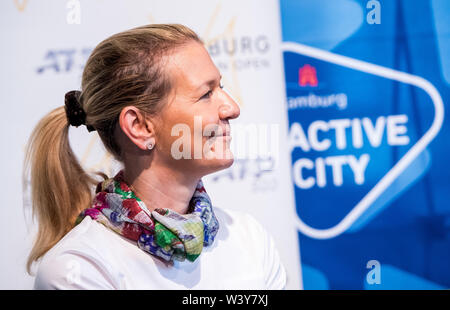 Hambourg, Allemagne. 18 juillet, 2019. Sandra Reichel, directeur de tournoi, sourit lors d'une conférence de presse à l'avant de l'ouvrir à Hambourg. Crédit : Daniel Bockwoldt/dpa/Alamy Live News Banque D'Images