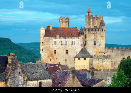 Beynac-et-Cazenac château et maisons médiévales, Département de la Dordogne, Aquitaine, France Banque D'Images