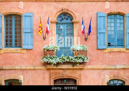 De couleur ocre colorés faÃ§ade de Mairie (bureau du maire) à Roussillon, Vaucluse, Provence-Alpes-Côte d'Azur, France Banque D'Images