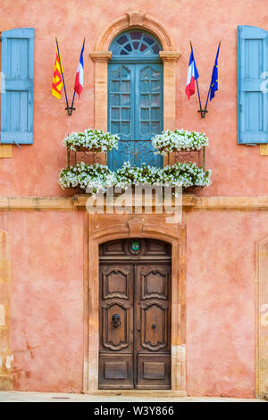 De couleur ocre colorés faÃ§ade de Mairie (bureau du maire) à Roussillon, Vaucluse, Provence-Alpes-Côte d'Azur, France Banque D'Images