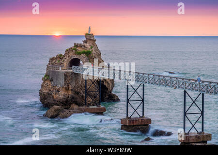 France, Aquitaine, Pyrénées Atlantiques, Biarritz. Rocher de la Vierge au coucher du soleil Banque D'Images