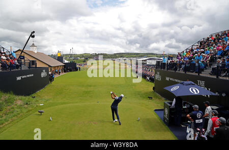 USA's Dustin Johnson tees au large de la 1ère lors de la première journée de l'Open Championship 2019 au Club de golf Royal Portrush. Banque D'Images