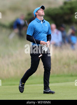 L'Irlande du Nord, Rory McIlroy marche sur du 17e au cours de la première journée du championnat ouvert en 2019 au Club de golf Royal Portrush. Banque D'Images