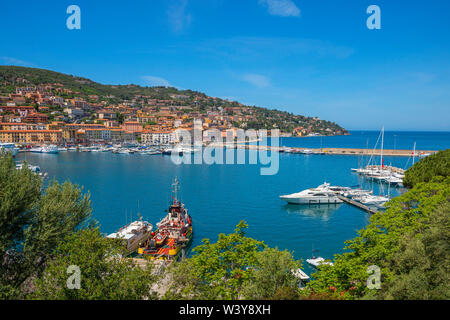 Voir à Porto Santo Stefano harbour, la Maremme, Grosseto, Monte Argentario, Toscane, Italie Banque D'Images