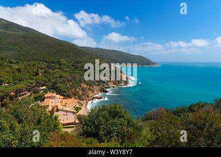 Côte de Monte Argentario près de Spiaggia Le Cannelle, la Maremme, Grosseto, Toscane, Italie Banque D'Images