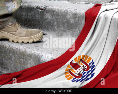 Concept militaire sur le fond du drapeau de la Polynésie Française Banque D'Images