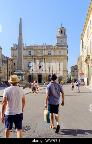 Place de la République et l'Hôtel de Ville, Arles, dans le sud de la France Banque D'Images