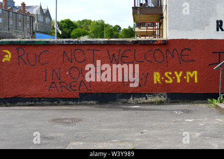 Républicain dissident, graffiti disant police n'est pas bienvenue, sur un mur dans le Bogside à Derry, Irlande du Nord. ©George Sweeney / Alamy Stock Photo Banque D'Images