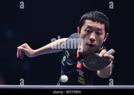 Johor Bahru, Malaisie. 18 juillet, 2019. De la concurrence de la Chine Xu Xin masculin au cours de la première ronde match entre Xu Xin de Chine et Dimitrij Ovtcharov de l'Allemagne à T2 Diamond 2019 Malaisie Table Tennis Tournament à Johor Bahru, Malaisie, le 18 juillet 2019. Credit : Zhu Wei/Xinhua/Alamy Live News Banque D'Images