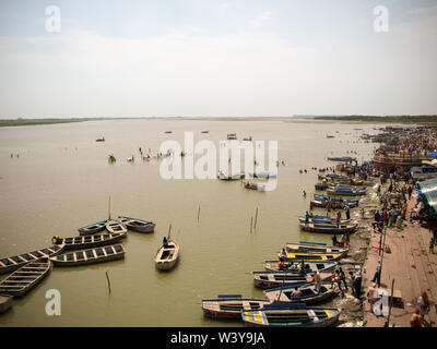 Des bateaux et des gens sur les ghats au bord du Gange River dans l'Uttar Pradesh, India 2011 Banque D'Images