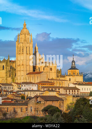 L'Espagne, Castille et Léon, Segovia, cathédrale au coucher du soleil Banque D'Images