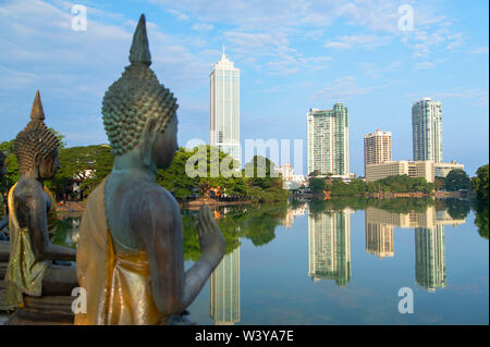 Seema Malakaya de statues dans le lac Bere, Colombo, Sri Lanka Banque D'Images