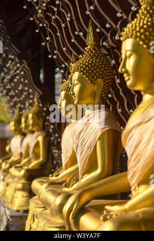 Seema Malakaya de statues dans le lac Bere, Colombo, Sri Lanka Banque D'Images