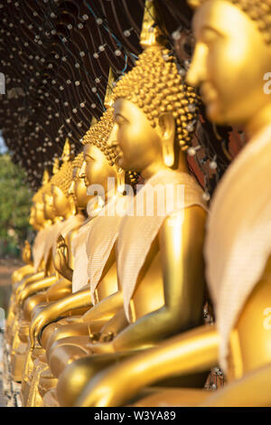 Seema Malakaya de statues dans le lac Bere, Colombo, Sri Lanka Banque D'Images