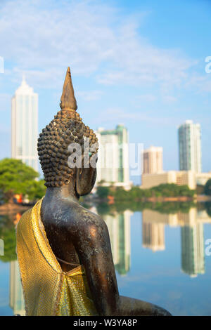 Seema Malakaya statue sur le lac Bere, Colombo, Sri Lanka Banque D'Images