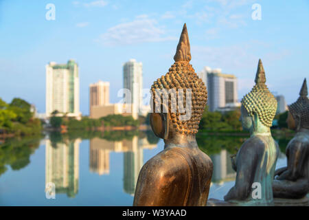 Seema Malakaya de statues dans le lac Bere, Colombo, Sri Lanka Banque D'Images