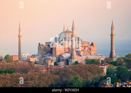 Sainte-sophie (Aya Sophia) mosquée au coucher du soleil, Istanbul, Turquie Banque D'Images