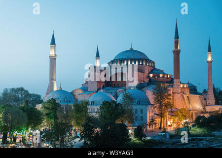 Sainte-sophie (Aya Sofia) au coucher du soleil, Istanbul, Turquie. Heure bleue Banque D'Images