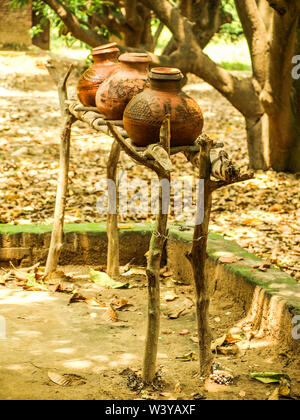 Vases faits à la main à partir de l'argile à l'extérieur de la région de Amroha, Uttar Pradesh, Inde Banque D'Images