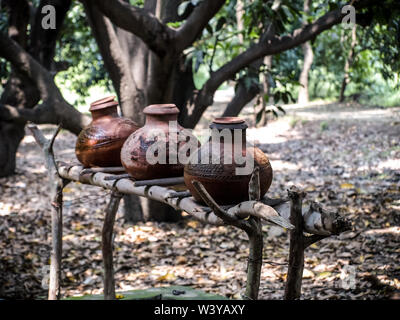 Vases faits à la main à partir de l'argile à l'extérieur de la région de Amroha, Uttar Pradesh, Inde Banque D'Images