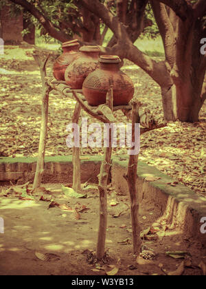 Vases faits à la main à partir de l'argile à l'extérieur de la région de Amroha, Uttar Pradesh, Inde Banque D'Images