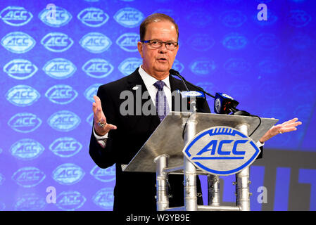 18 juillet 2019 - Charlotte, Caroline du Nord, États-Unis - Duke Blue Devils Head Coach DAVID CUTCLIFFE parlant à des journalistes au cours de la division côtière CAC Entraîneur / Student interviews le 18 juillet 2019 à l'hôtel Westin Hotels & Resorts à Charlotte, N.C. (Crédit Image : © Ed Clemente/Zuma sur le fil) Banque D'Images