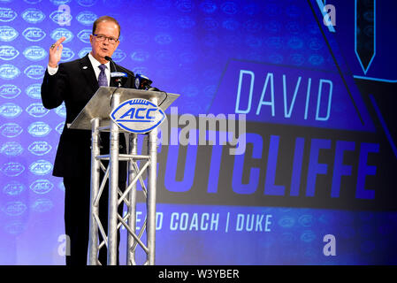 18 juillet 2019 - Charlotte, Caroline du Nord, États-Unis - Duke Blue Devils Head Coach DAVID CUTCLIFFE parlant à des journalistes au cours de la division côtière CAC Entraîneur / Student interviews le 18 juillet 2019 à l'hôtel Westin Hotels & Resorts à Charlotte, N.C. (Crédit Image : © Ed Clemente/Zuma sur le fil) Banque D'Images