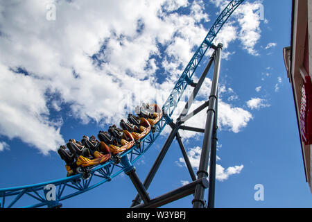 Helsinki, Finlande - le 23 juin. 2019 - Les gens de la circonscription Linnanmaki Amusement Parks nouveau (ouverte du 18 juin. 2019) roller coaster Taïga Banque D'Images