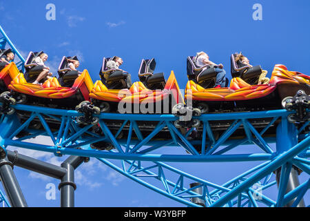 Helsinki, Finlande - le 23 juin. 2019 - Les gens de la circonscription Linnanmaki Amusement Parks nouveau (ouverte du 18 juin. 2019) roller coaster Taïga Banque D'Images