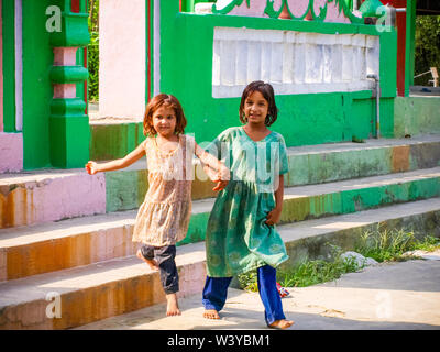 Les filles rurales smiling sisters libre matin de soleil Amroha, Uttar Pradesh, Inde Banque D'Images