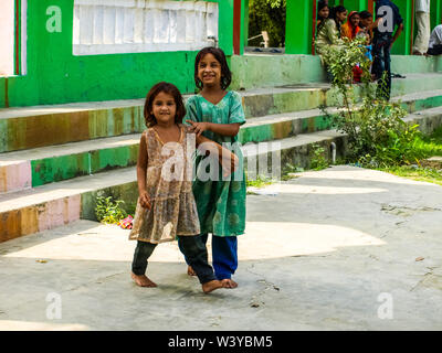 Les filles rurales smiling sisters libre matin de soleil Amroha, Uttar Pradesh, Inde Banque D'Images