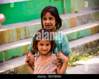 Les filles rurales smiling sisters libre matin de soleil Amroha, Uttar Pradesh, Inde Banque D'Images