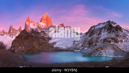 Gravure rouge Pic de Fitzroy et Laguna-De-los-tres au lever du soleil, le Parc National Los Glaciares, Patagonie, Argentine Banque D'Images