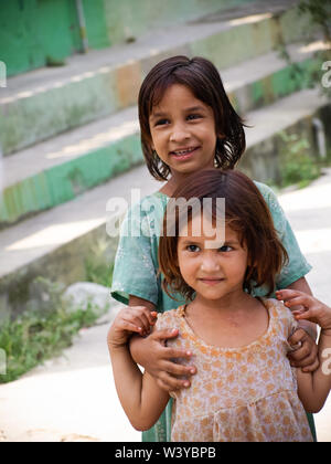 Les filles rurales smiling sisters libre matin de soleil Amroha, Uttar Pradesh, Inde Banque D'Images