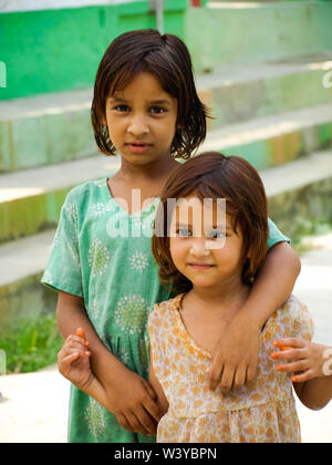 Les filles rurales smiling sisters libre matin de soleil Amroha, Uttar Pradesh, Inde Banque D'Images