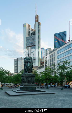 Frankfurt am Main, juillet 2019. Vue sur le monument et la statue de Goethe dans la place du même nom Banque D'Images