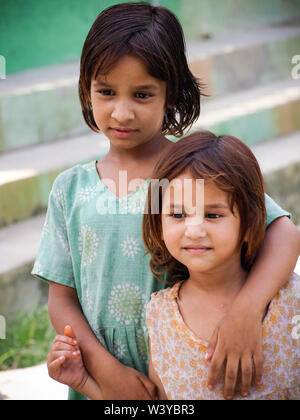 Les filles rurales smiling sisters libre matin de soleil Amroha, Uttar Pradesh, Inde Banque D'Images