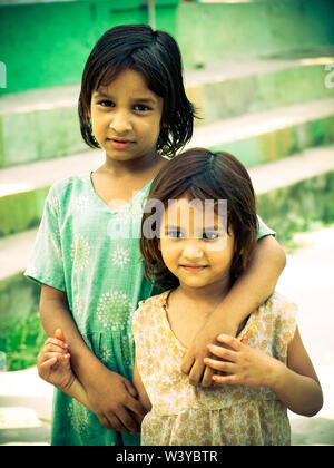 Les filles rurales smiling sisters libre matin de soleil Amroha, Uttar Pradesh, Inde Banque D'Images