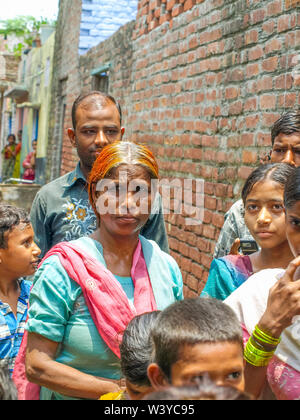 Amroha, Uttar Pradesh, Inde - un groupe d'adukt personnes et d'enfants vivant dans les bidonvilles. Banque D'Images