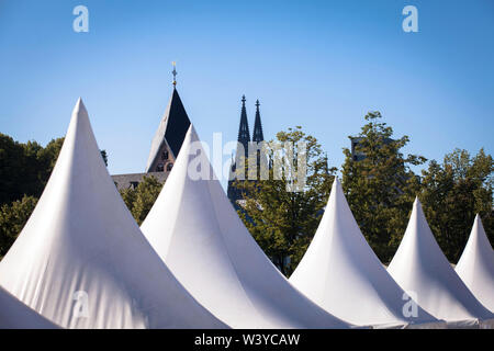 Tentes pagode de la fête du vin dans le port de Rheinau, église S. Maria in Lyskirchen et la cathédrale, Cologne, Allemagne. Pagodenzelte, je Weinfest Banque D'Images