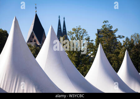 Tentes pagode de la fête du vin dans le port de Rheinau, église S. Maria in Lyskirchen et la cathédrale, Cologne, Allemagne. Pagodenzelte, je Weinfest Banque D'Images