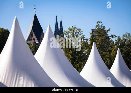 Tentes pagode de la fête du vin dans le port de Rheinau, église S. Maria in Lyskirchen et la cathédrale, Cologne, Allemagne. Pagodenzelte, je Weinfest Banque D'Images