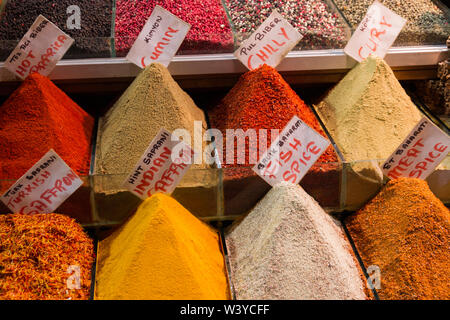 Épices colorées sur un marché de rue locaux. Istanbul, Turquie. Banque D'Images