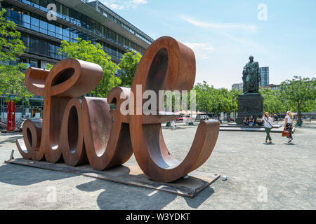 Frankfurt am Main, juillet 2019. Vue sur le monument et la statue de Goethe dans la place du même nom Banque D'Images