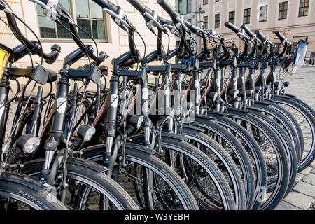 Juin 2018 à Dresde. La station de vélos rangée de vélos à vendre ou louer Banque D'Images