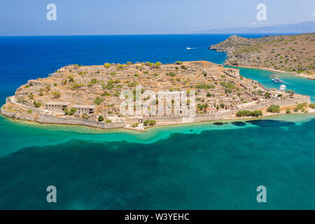 Drone aérien vue des ruines de la forteresse et colonie de lépreux sur l'île de Spinalonga, La Crète Grèce Banque D'Images